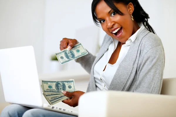 Überraschte Frau mit Dollars, die zu dir schauen — Stockfoto
