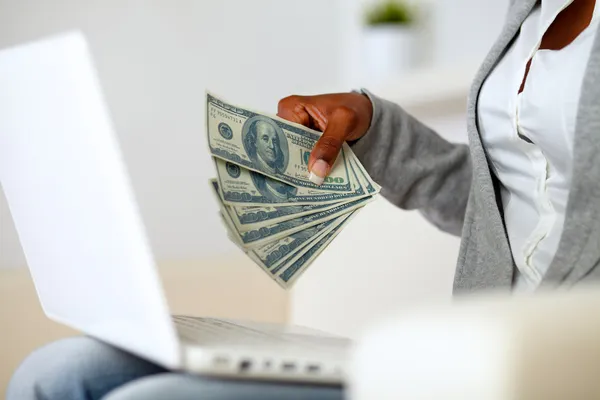 Afro-American žena drží spoustu peněz v hotovosti — Stock fotografie