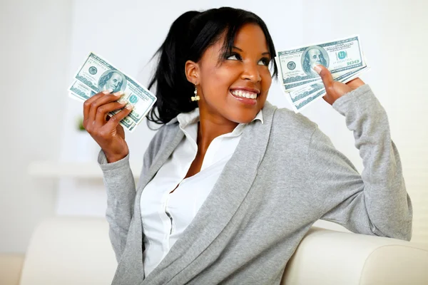 Hermosa chica sosteniendo mucho dinero en efectivo — Foto de Stock