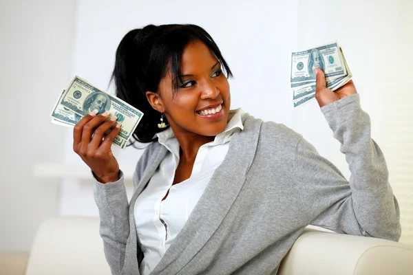 Uroczy młoda kobieta trzyma mnóstwo pieniądze — Zdjęcie stockowe