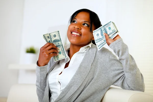 Mujer encantadora sosteniendo un montón de dinero en efectivo — Foto de Stock