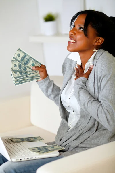 Счастливая женщина с кучей денег. — стоковое фото