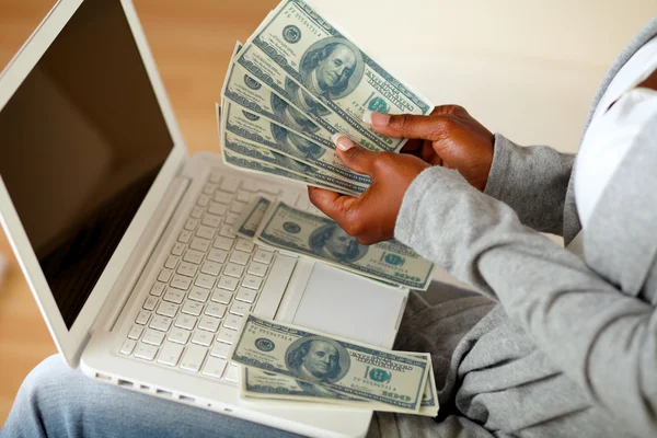 Femme noire comptant beaucoup d'argent comptant — Photo