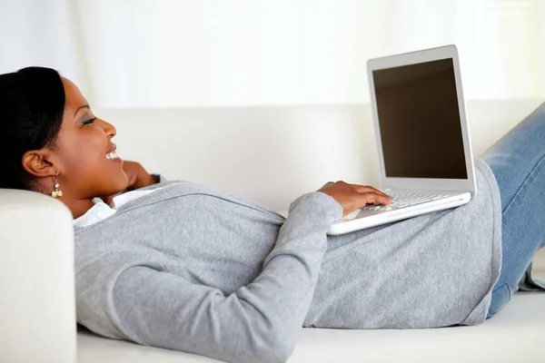 Giovane donna rilassata che lavora sul computer portatile — Foto Stock