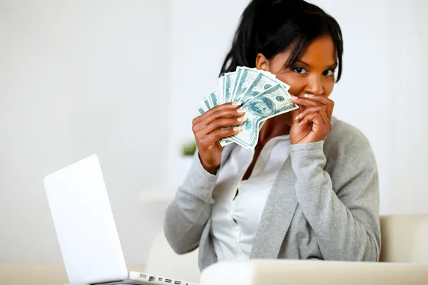 Φιλόδοξη ενθουσιασμένος μαύρη γυναίκα με χρήματα Εικόνα Αρχείου