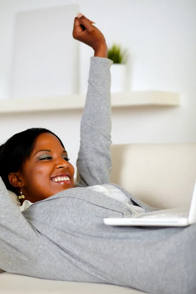 Szczęśliwa młoda kobieta pracuje na laptopie — Zdjęcie stockowe