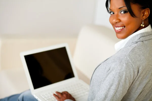 Όμορφη μαύρη γυναίκα που εργάζεται σε φορητό υπολογιστή — Φωτογραφία Αρχείου
