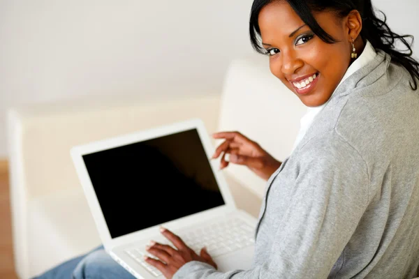 Mulher preta bonita trabalhando no laptop — Fotografia de Stock