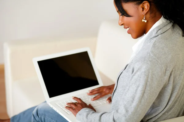Menina afro-americana navegando na internet no laptop — Fotografia de Stock