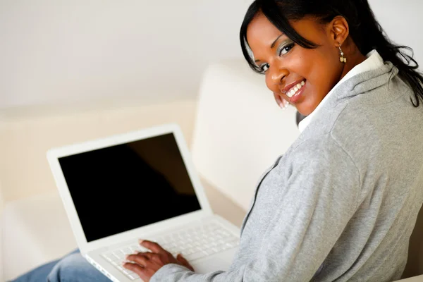 Afro-americano feminino navegar na Internet no laptop — Fotografia de Stock