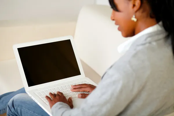 Giovane donna che naviga in Internet sul computer portatile — Foto Stock