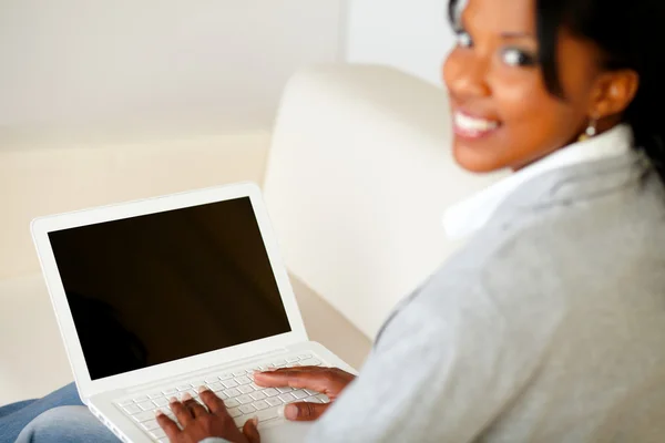 Attraktive junge Frau mit Laptop — Stockfoto