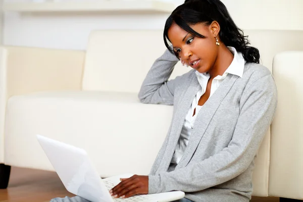 Vacker ung kvinna arbetar avslappnad på laptop — Stockfoto