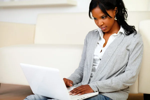 Афро-американская молодая женщина использует свой ноутбук — стоковое фото