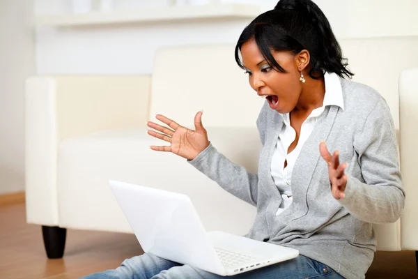 Surprised young woman browsing the Internet — Stock Photo, Image