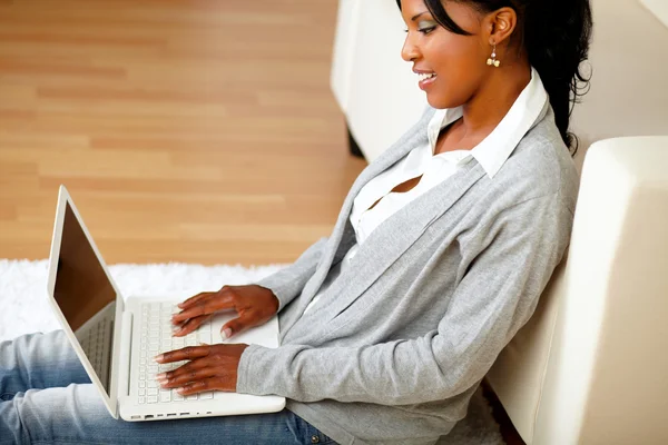 Αφρο-αμερικανικό γυναίκα χρησιμοποιώντας το laptop — Φωτογραφία Αρχείου