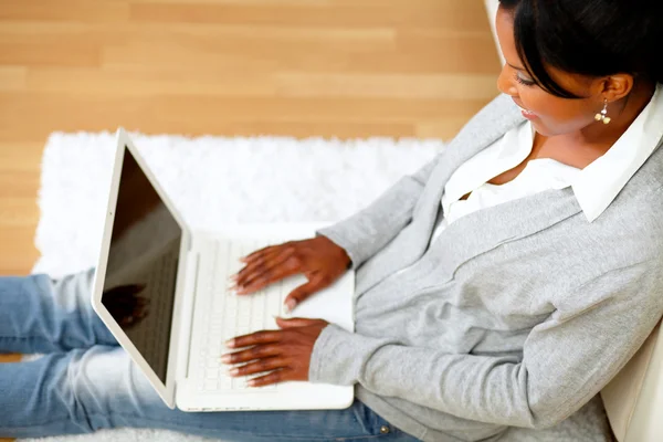 Αφρο-αμερικανικό νεαρή γυναίκα χρησιμοποιώντας το laptop — Φωτογραφία Αρχείου