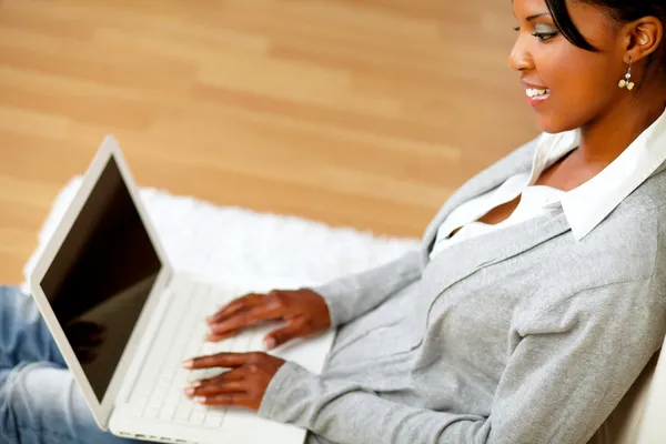Attraktiv kvinna arbetar på bärbar dator — Stockfoto