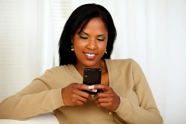 Afro-american young woman sending a message — Stock Photo, Image