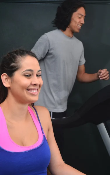 Frau trainiert im Fitnessstudio — Stockfoto