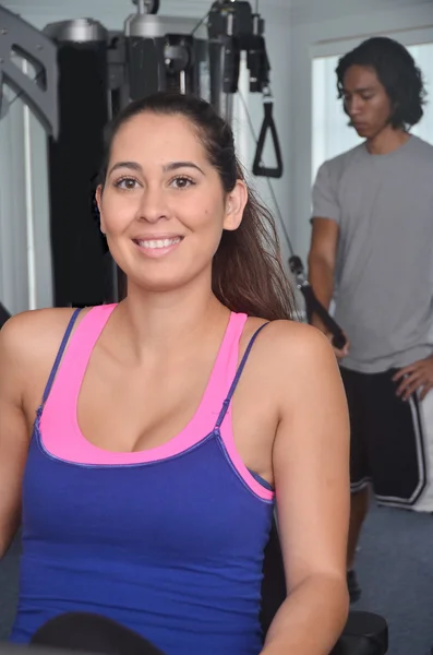 Vrouw aan het sporten in de sportschool — Stockfoto