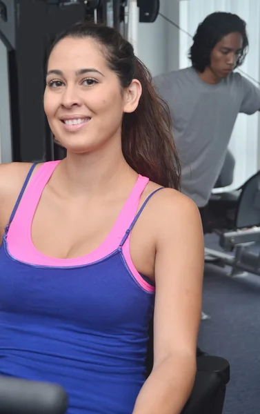 Kvinna som tränar på gym — Stockfoto