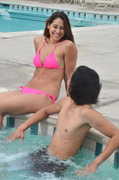 Para przy basenie — Zdjęcie stockowe