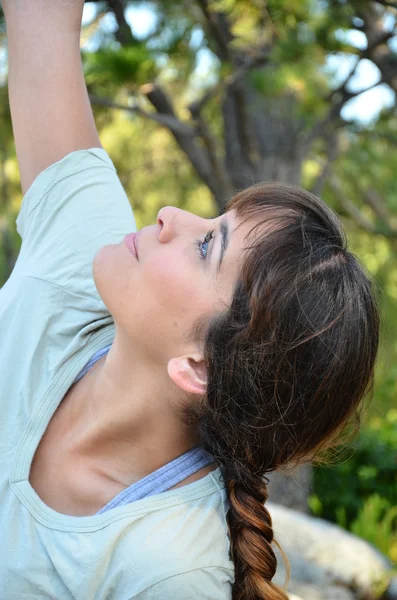 Femeie tânără care face yoga — Fotografie, imagine de stoc