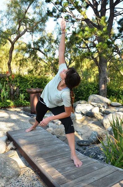 Mujer joven haciendo yoga —  Fotos de Stock