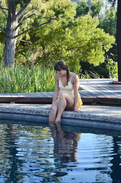 Havuzun kenarındaki kadın. — Stok fotoğraf