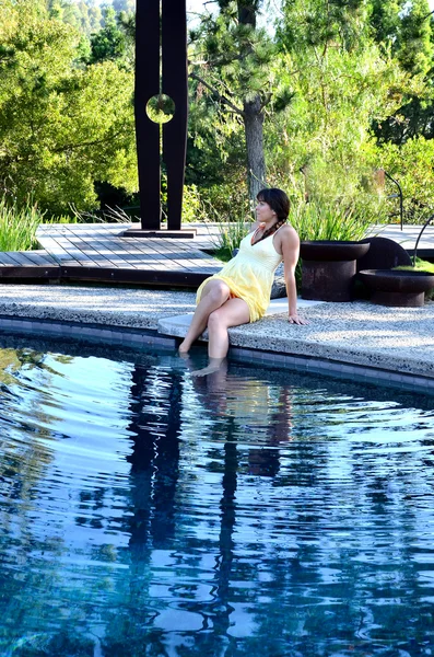 Mujer junto a la piscina — Foto de Stock