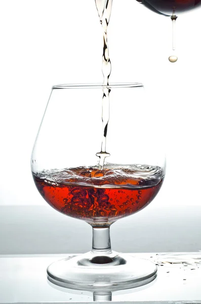 Bevanda alcolica versata nel bicchiere — Foto Stock