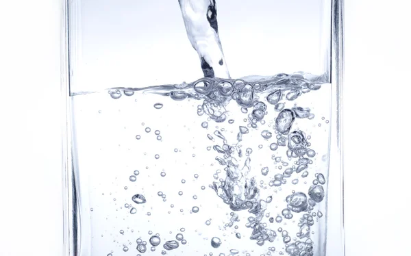 Víz ömlött be a pohár — Stock Fotó