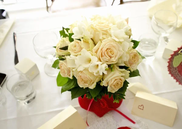 Bridal bouquet on the table — Stock Photo, Image