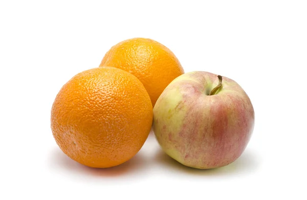 Naranjas y manzana aisladas en blanco — Foto de Stock