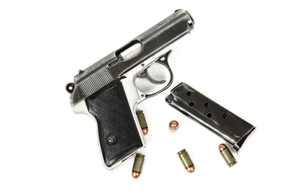 Pistola com balas e revista — Fotografia de Stock