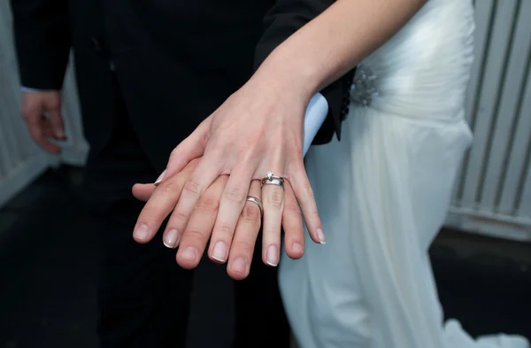 Любляча пара тримає руки з кільцями — стокове фото