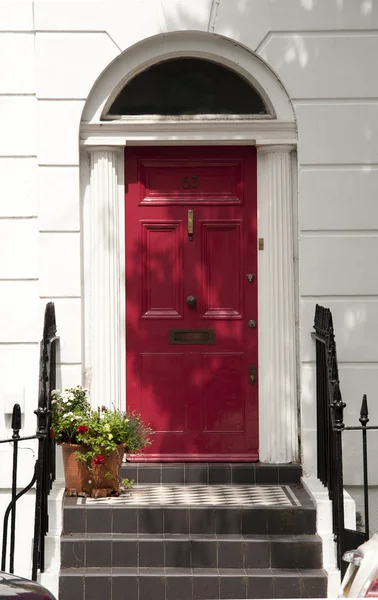 ロンドンでの伝統的な家の入り口のドア — ストック写真