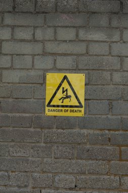 yüksek gerilim tehlike sarı tuğla duvar işaret