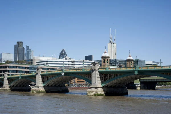 Лондонский городской пейзаж с Лондонским мостом — стоковое фото