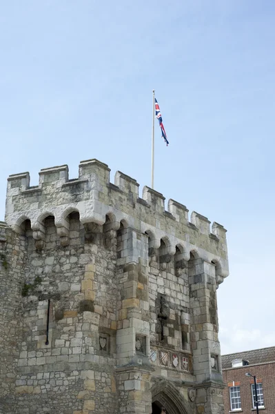 Κάστρο με σημαία στην Αγγλία, Ηνωμένο Βασίλειο — Φωτογραφία Αρχείου