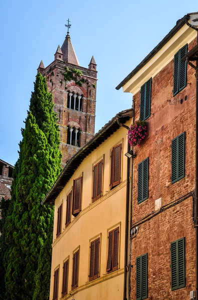 Siena straße mit santa maria di servi turm — Stockfoto