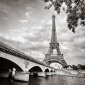Eiffelova věž monochromatický čtvercový formát