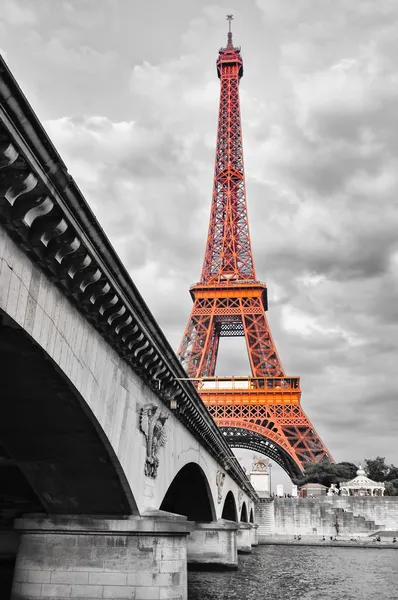 Eiffel tower monochrome and red — Stock Photo, Image