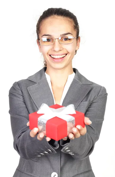 Affärskvinna som ger dig en gåva — Stockfoto