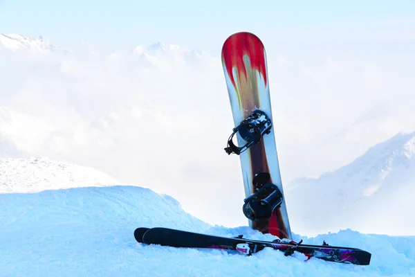 Snowboard e esqui nas montanhas — Fotografia de Stock