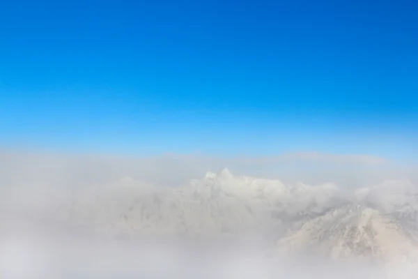 Sisli dağ zirveleri — Stok fotoğraf