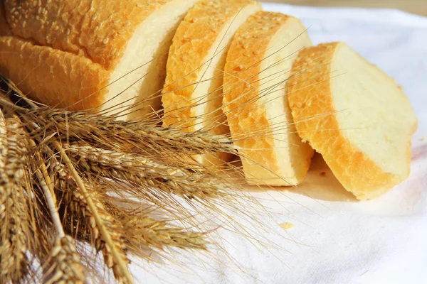 Хлеб и пшеница на открытом воздухе — стоковое фото