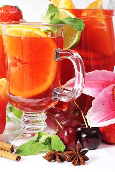 Спортивний напій у склянці з фруктами та спеціями — стокове фото