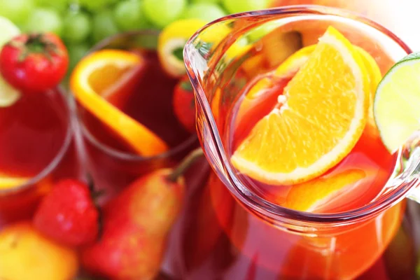 Освежающие напитки в кувшине с фруктами — стоковое фото